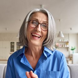 Senior-vrouw-lachen-blij-portret